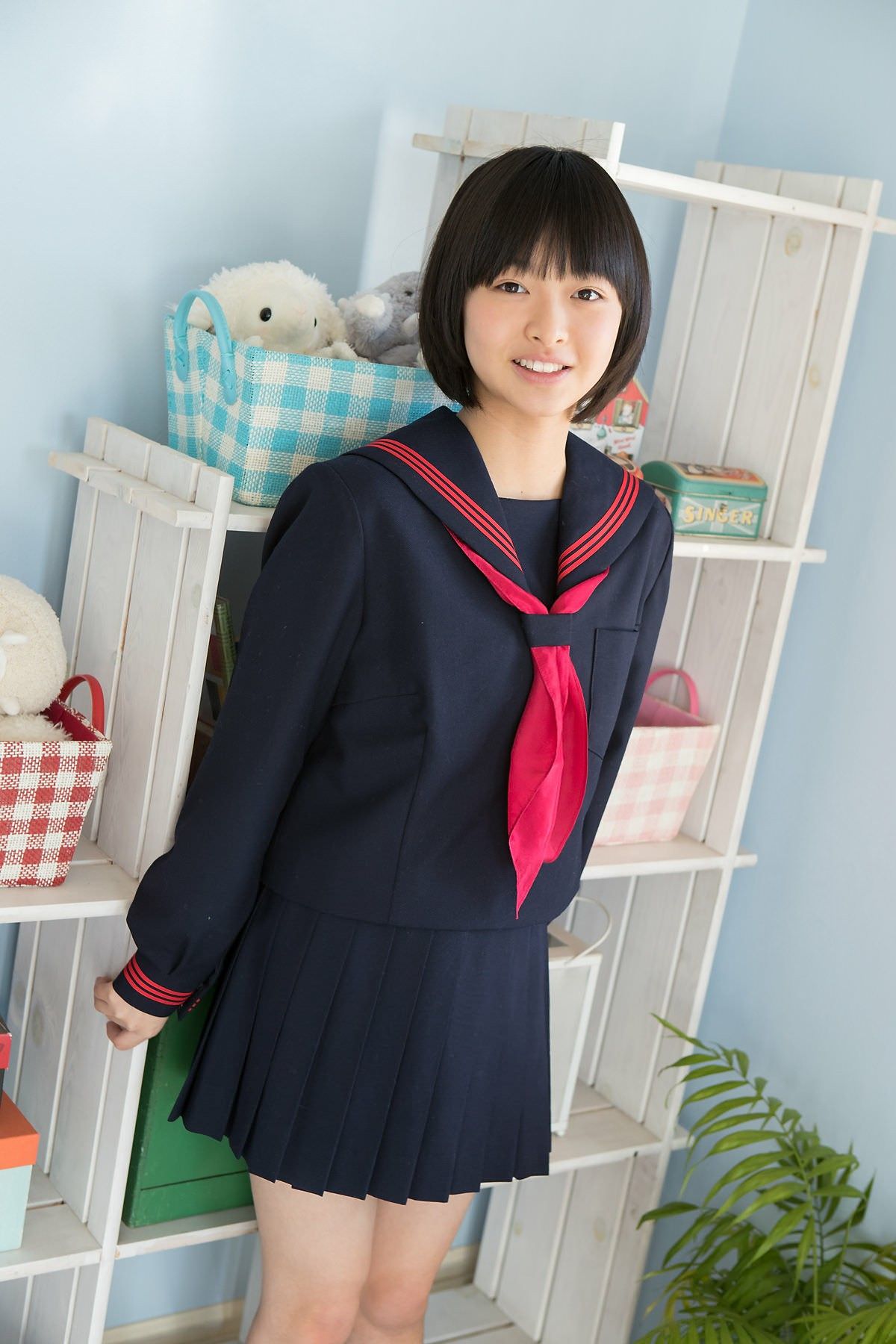 姫川優花 赤いスカーフと濃紺のセーラー服画像