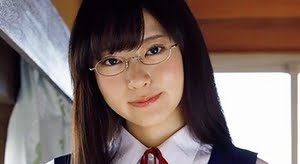 田中めい 銀縁メガネでパンモロなジャンスカ制服画像