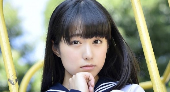 前田美里 紺色ハイソックスなセーラー服画像