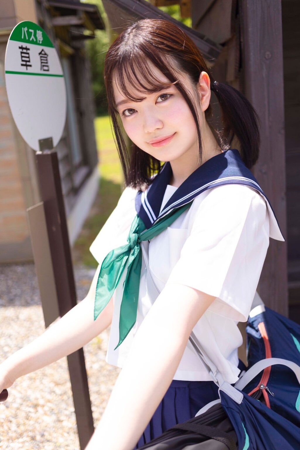 橋本りこ 緑のスカーフの夏セーラー服画像