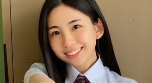 櫻井梨央 17歳のチェック柄プリスカ制服画像