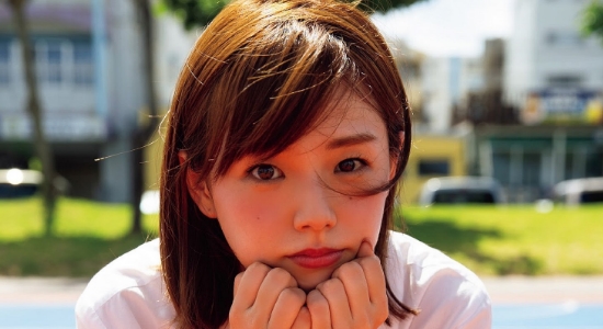 篠崎愛 赤いリボンのチェック柄プリスカ制服画像