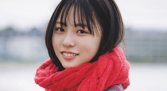 正源司陽子 赤いスカーフのグレイなセーラー服画像