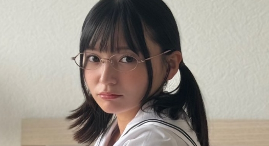 西永彩奈  銀縁眼鏡をかけているセーラー服画像