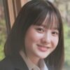 本田紗来 紺色ソックスなブレザー制服画像