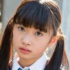 黒宮れい 紺色ベストとハイソックスのプリスカ制服画像