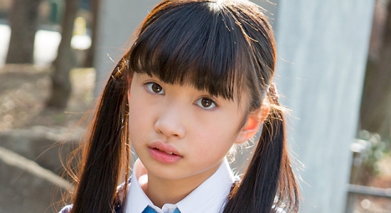 黒宮れい 紺色ベストとハイソックスのプリスカ制服画像
