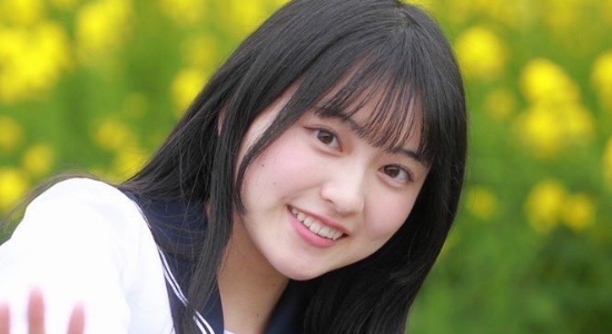 苺ひな 紺色ソックスなセーラー服画像