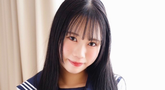 松下ひめの 紺色ソックスなセーラー服画像