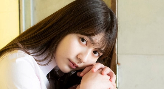 新井遥 紺色ソックスなプリスカ制服画像