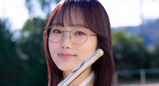 石川花音 ブレザーとネクタイの制服画像