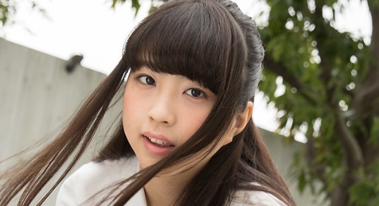 池田なぎさ 白いポロシャツとプリスカの制服画像