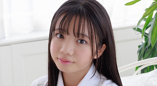 優木ひなの 紺色ハイソックスなプリスカ制服画像