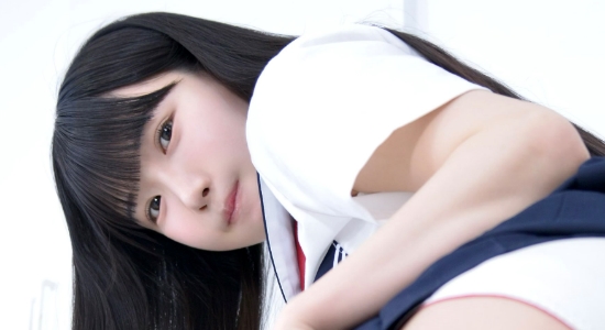 五百木いお お尻を向けているセーラー服画像