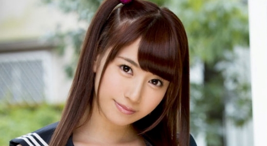 初川みなみ セクシーな白セーラー服画像