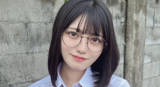 石浜芽衣 メガネをかけているプリスカ制服画像
