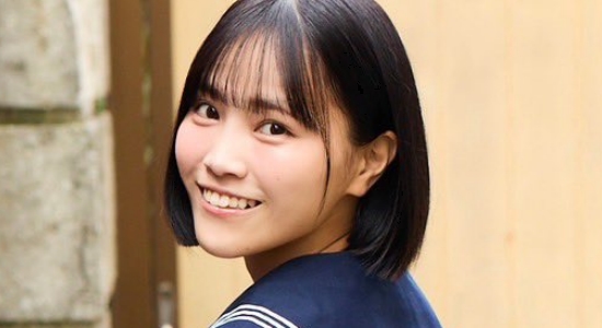 鎌房祐衣 紺色ソックスなセーラー服画像