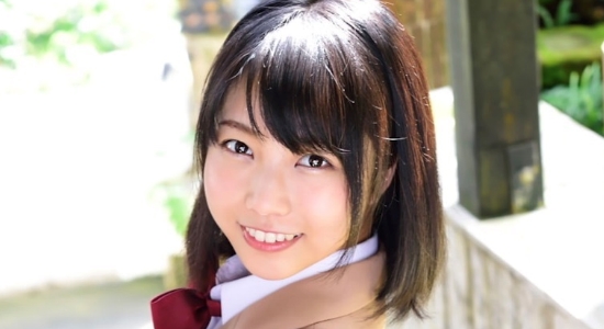 戸田真琴 紺色ハイソックスなブレザー制服画像