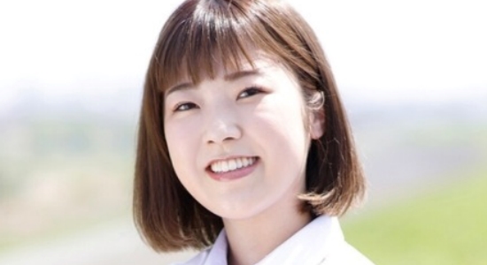 小倉唯奈 紺色ソックスなプリスカ制服画像