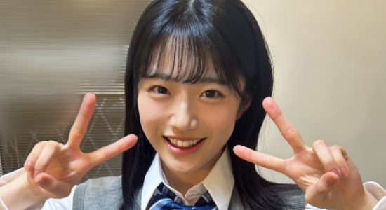 輝星きら ダブルピースをしているプリスカ制服画像