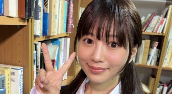天宮花南 ピースしているジャンスカ制服画像