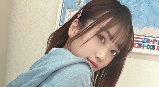 奈築りお パンチラしているプリスカ制服画像
