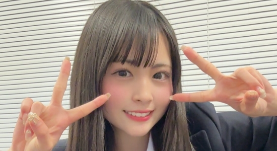 有村南海 紺色ブレザーとリボンの制服画像