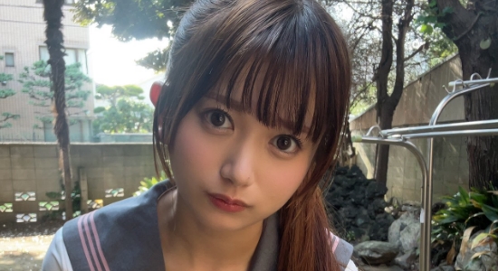北岡果林 エンジ色リボンの白セーラー服画像