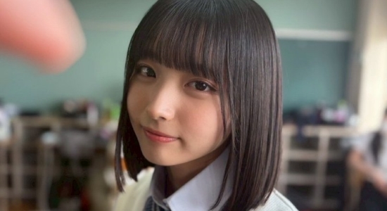 大野愛実 白いベストとリボンの制服画像