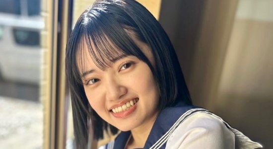 八坂凪 緑色スカーフのセーラー服画像