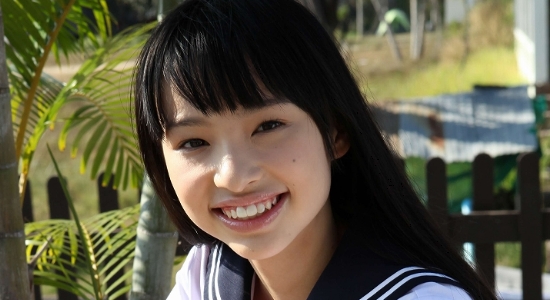 鶴巻星奈 白ハイソックスなセーラー服画像