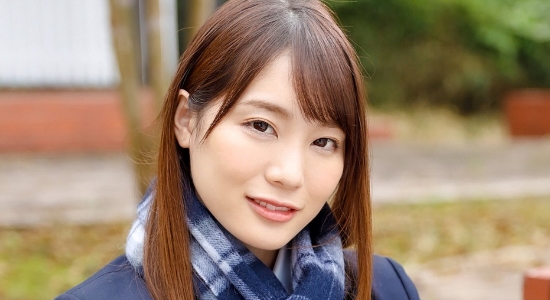 鈴村あいり 白ソックスなブレザー制服画像