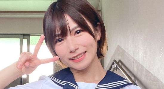 村上りいな 紺色ハイソックスなセーラー服画像