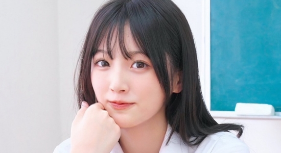 七海まろん 白い素足のプリスカ制服画像