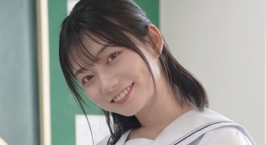 瀬戸環奈 紺色スカーフのセーラー服画像