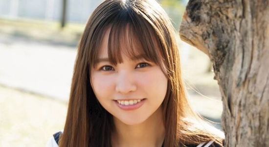 本郷柚巴 黒ハイソックスなセーラー服画像