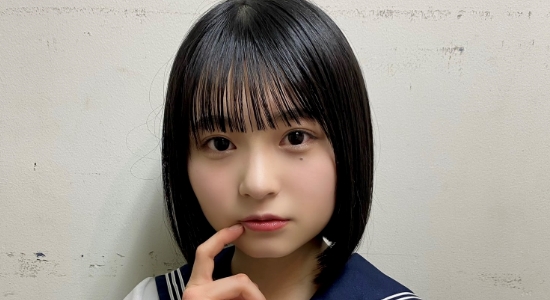 桐原美月 紺色スカーフの白セーラー服画像