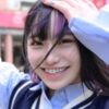 齋齋いつき 紺色ベストと灰色プリスカの制服画像
