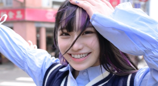 齋齋いつき 紺色ベストと灰色プリスカの制服画像