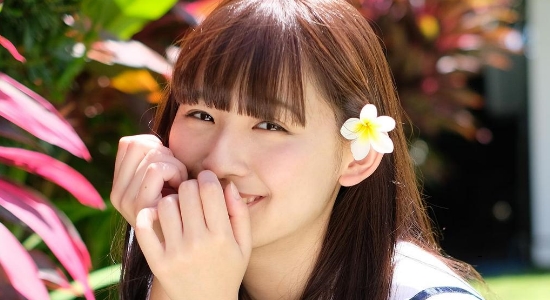 浅川梨奈 白ソックスなセーラー服画像