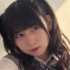 早川真由 黒パンスト越しのパンチラな制服画像