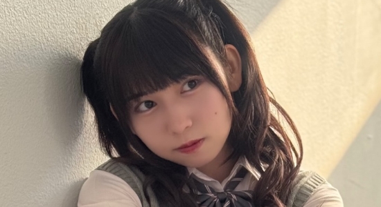 早川真由 黒パンスト越しのパンチラな制服画像
