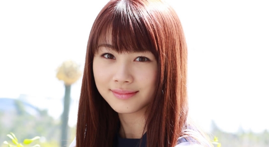 石田亜佑美 紺色ハイソックスなセーラー服画像