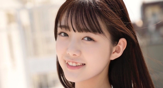 松山みなみ 紺色スカーフのセーラー服画像