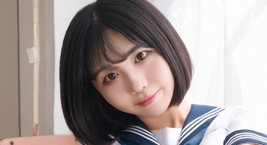齋藤かさね パンチラしているセーラー服画像