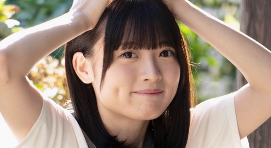 百瀬せいな しゃがみパンチラしているセーラー服画像