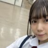 日向由奈 白ソックスと吊りスカートの制服画像