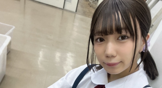 日向由奈 白ソックスと吊りスカートの制服画像