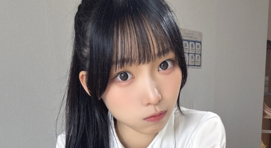 梅野心春 紺色リボンのチェック柄プリスカ制服画像