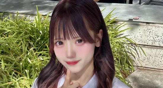 坂井真彩 紺色ソックスなプリスカ制服画像